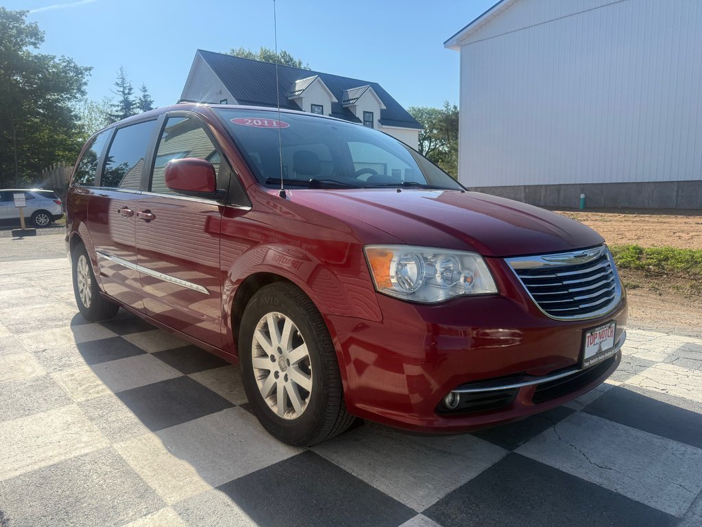2011 Chrysler TOWN & COUNTRY Touring, keyless entry, Cruise control, Bluetooth in COLDBROOK, Nova Scotia - 3 - w1024h768px