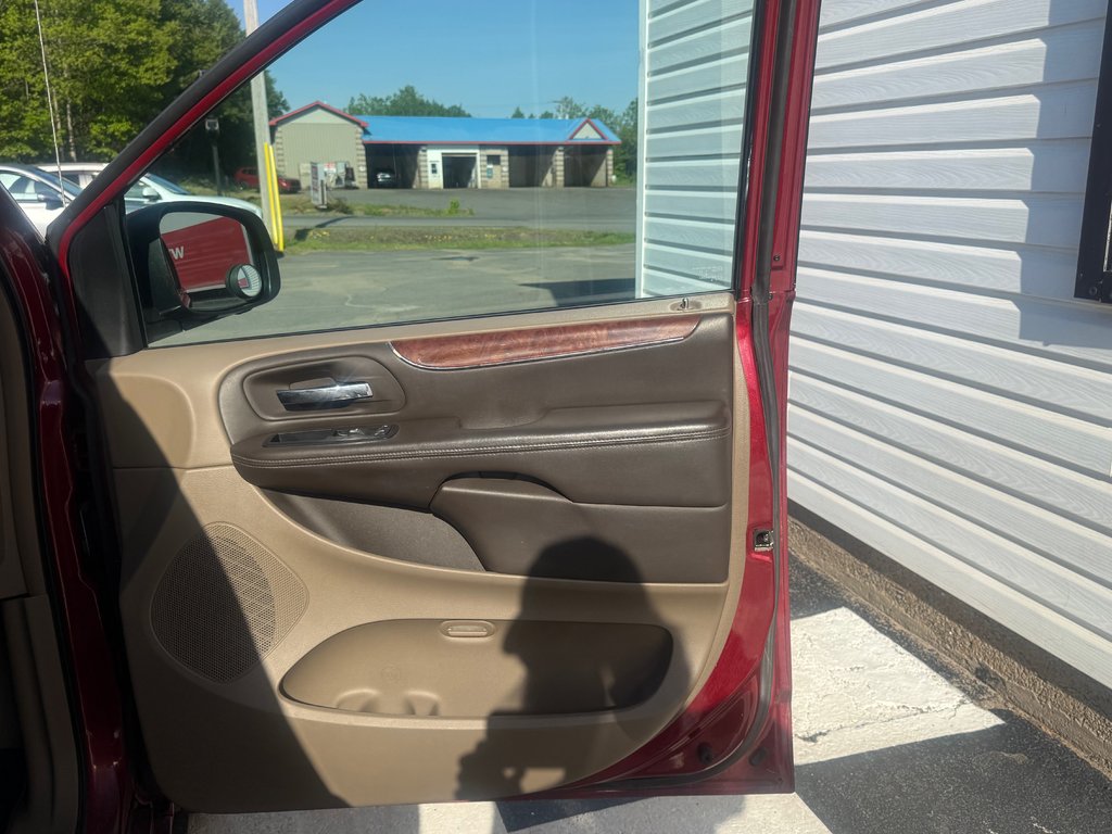 2011 Chrysler TOWN & COUNTRY Touring, keyless entry, Cruise control, Bluetooth in COLDBROOK, Nova Scotia - 18 - w1024h768px