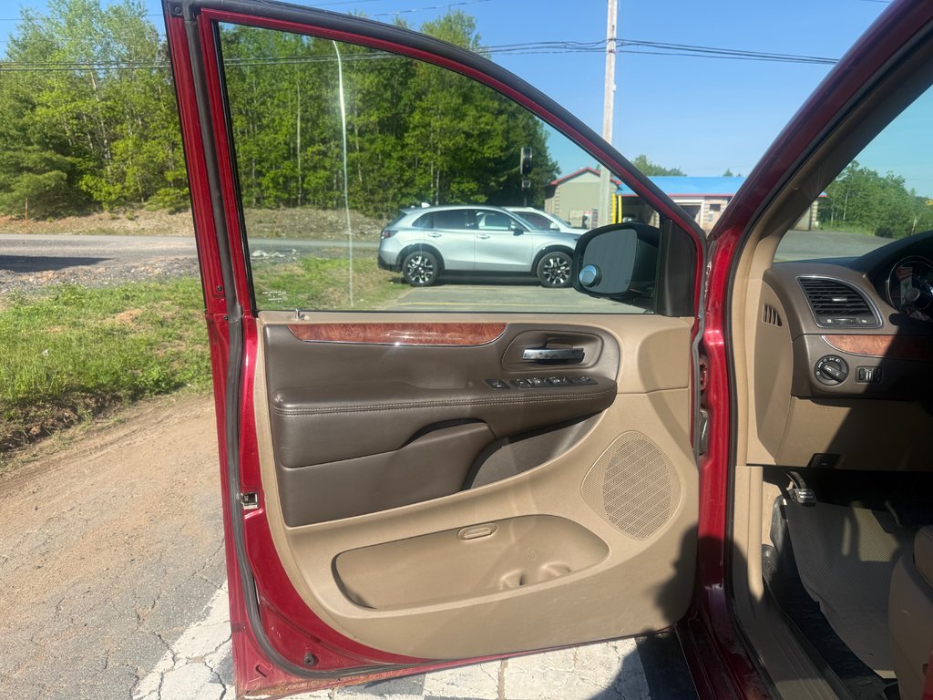 2011 Chrysler TOWN & COUNTRY Touring, keyless entry, Cruise control, Bluetooth in COLDBROOK, Nova Scotia - 7 - w1024h768px