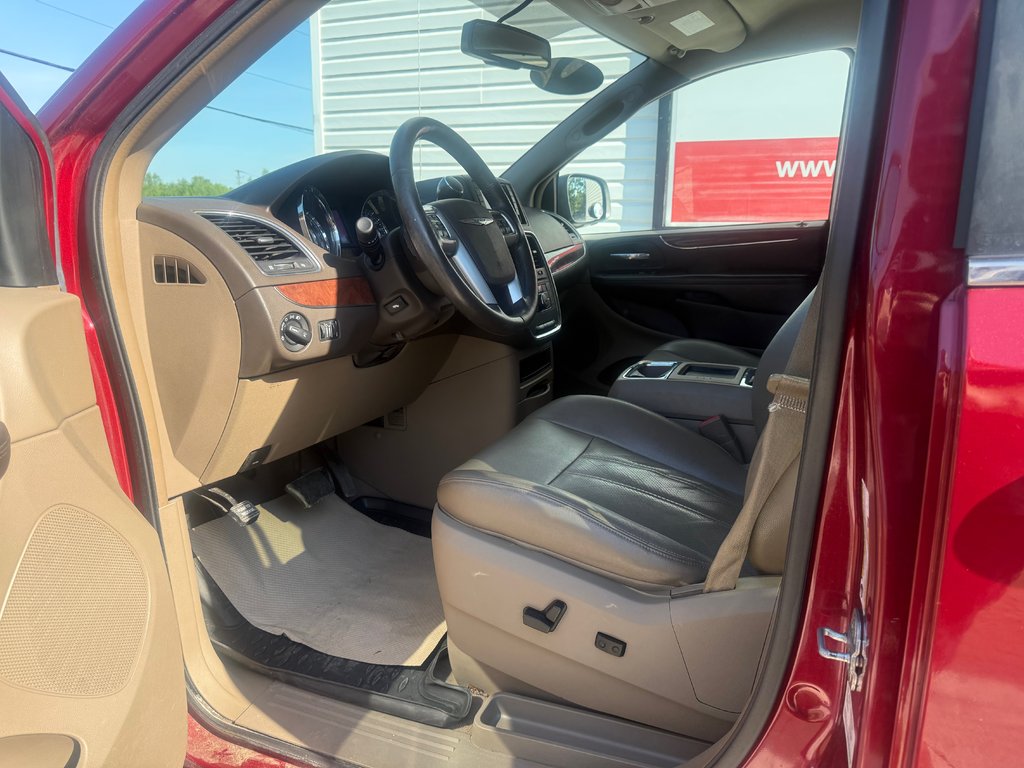 2011 Chrysler TOWN & COUNTRY Touring, keyless entry, Cruise control, Bluetooth in COLDBROOK, Nova Scotia - 9 - w1024h768px