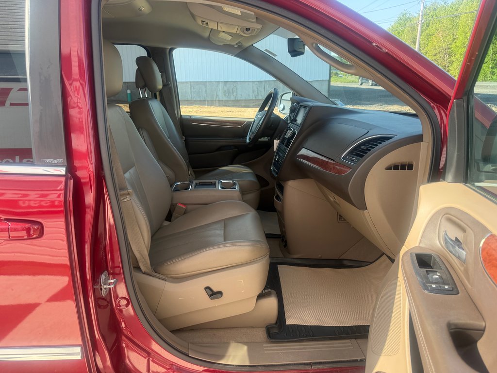 2011 Chrysler TOWN & COUNTRY Touring, keyless entry, Cruise control, Bluetooth in COLDBROOK, Nova Scotia - 19 - w1024h768px