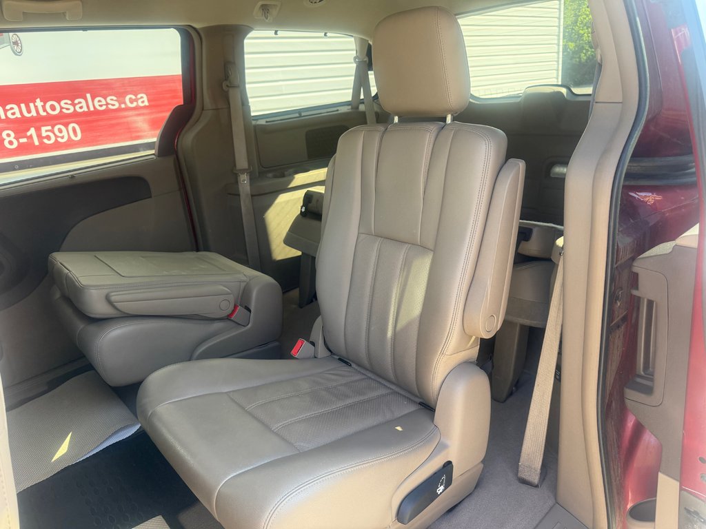 2011 Chrysler TOWN & COUNTRY Touring, keyless entry, Cruise control, Bluetooth in COLDBROOK, Nova Scotia - 14 - w1024h768px