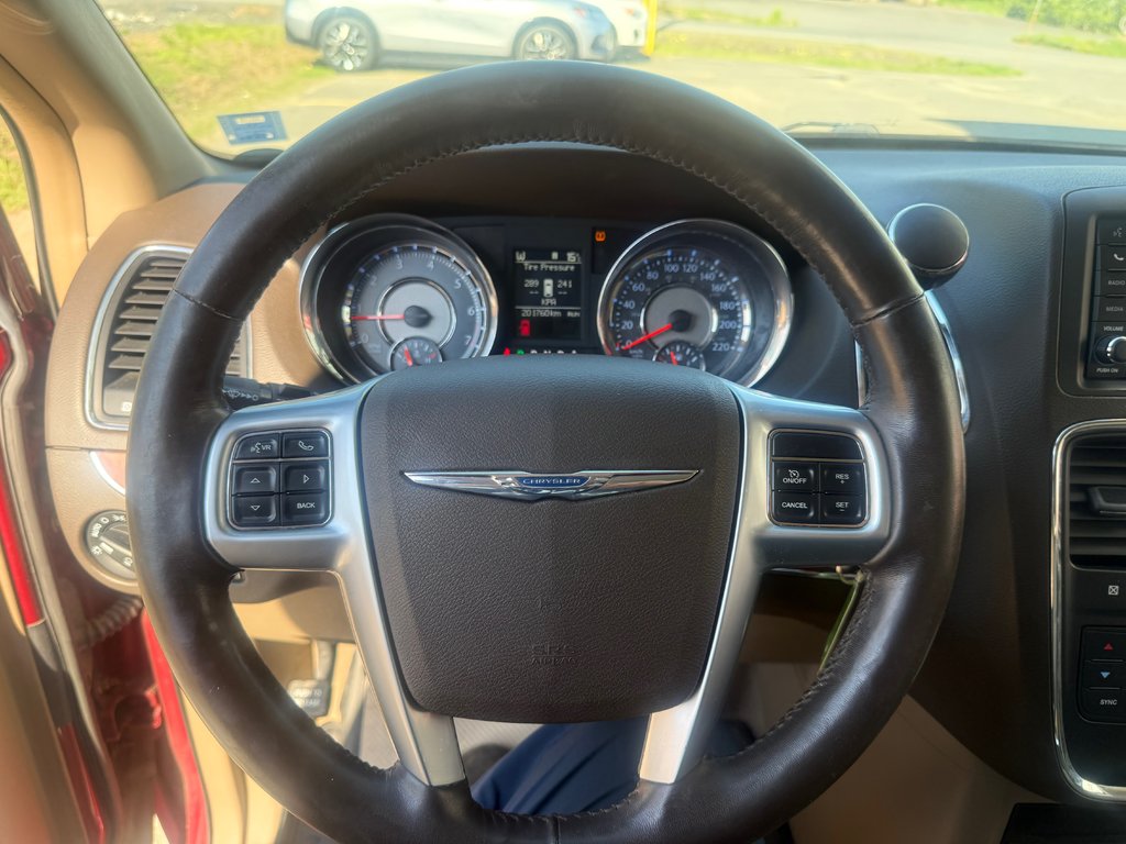2011 Chrysler TOWN & COUNTRY Touring, keyless entry, Cruise control, Bluetooth in COLDBROOK, Nova Scotia - 10 - w1024h768px
