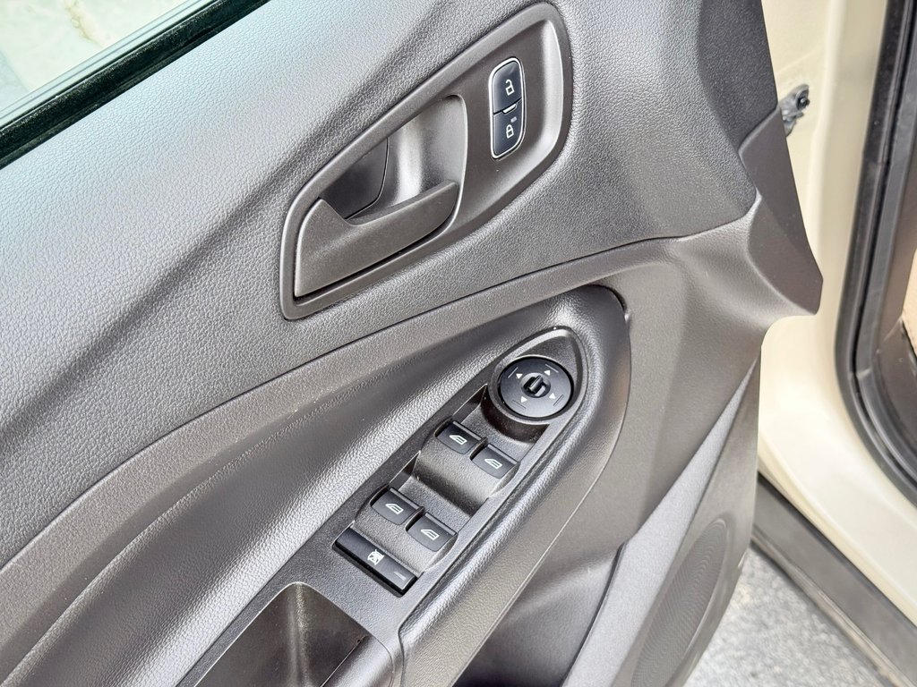 Ford ESCAPE S | 4-wheel Drive, CD/MP3 Player 2017 à COLDBROOK, Nouvelle-Écosse - 8 - w1024h768px