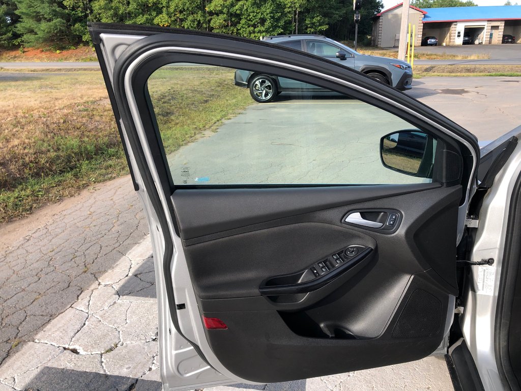 2016 Ford Focus titanium Titanium - Reverse Camera, Sunroof, Power Seats in COLDBROOK, Nova Scotia - 7 - w1024h768px