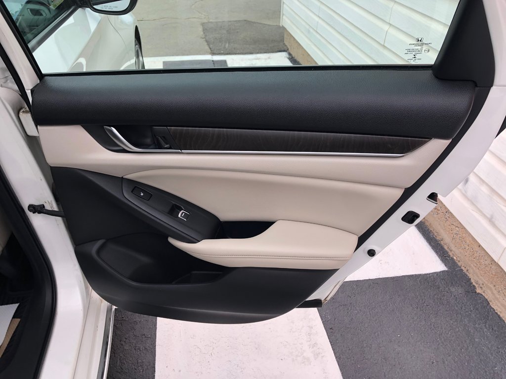 2019 Honda Accord Touring 2.0 - sunroof, power seats, reverse camera in COLDBROOK, Nova Scotia - 25 - w1024h768px