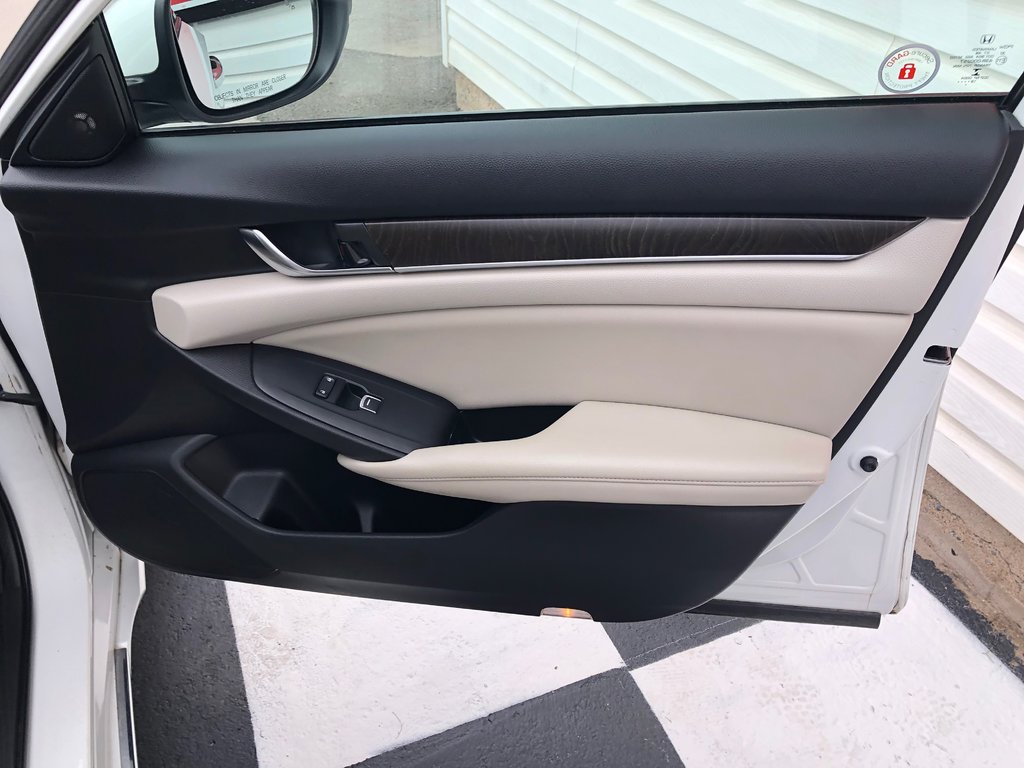 2019 Honda Accord Touring 2.0 - sunroof, power seats, reverse camera in COLDBROOK, Nova Scotia - 26 - w1024h768px