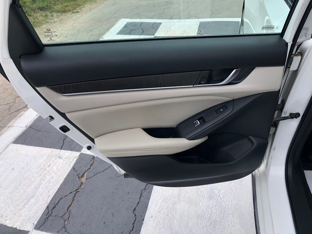 2019 Honda Accord Touring 2.0 - sunroof, power seats, reverse camera in COLDBROOK, Nova Scotia - 22 - w1024h768px