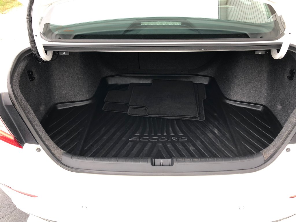 2019 Honda Accord Touring 2.0 - sunroof, power seats, reverse camera in COLDBROOK, Nova Scotia - 24 - w1024h768px