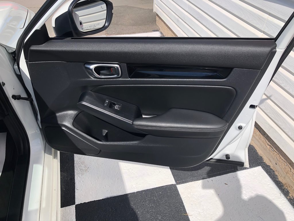 2022 Honda Civic Touring - hands free, cruise control, power seats in COLDBROOK, Nova Scotia - 24 - w1024h768px