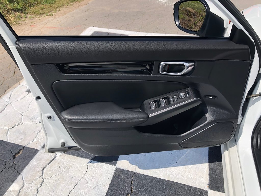 2022 Honda Civic Touring - hands free, cruise control, power seats in COLDBROOK, Nova Scotia - 16 - w1024h768px