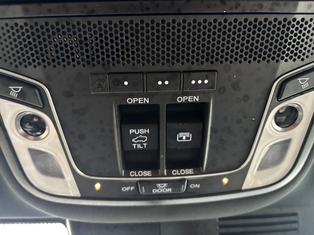 2020  CR-V Touring black edition - sunroof, power seats, a/c in COLDBROOK, Nova Scotia - 16 - w1024h768px