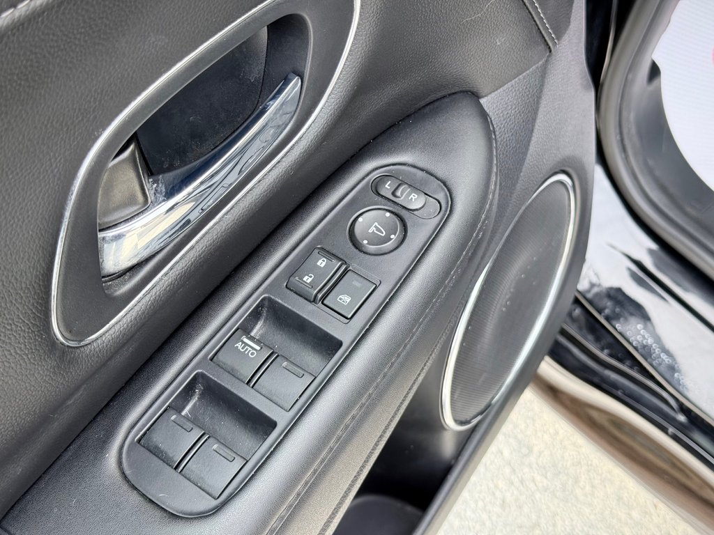 2021 Honda HR-V Touring | Sunroof, Lane Assist, Reverse Camera, BT in COLDBROOK, Nova Scotia - 8 - w1024h768px