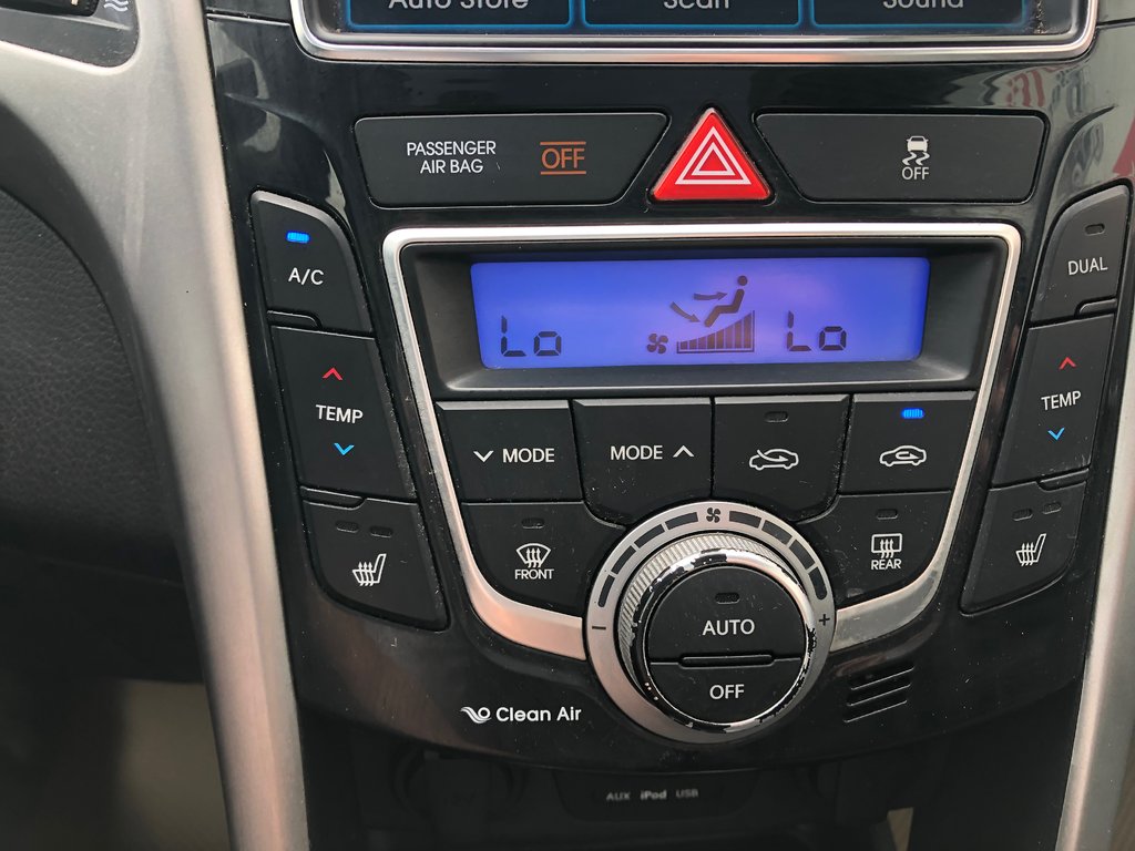 2014 Hyundai Elantra SE w/Tech Pkg - sunroof, power and heated seats in Kentville, Nova Scotia - 14 - w1024h768px