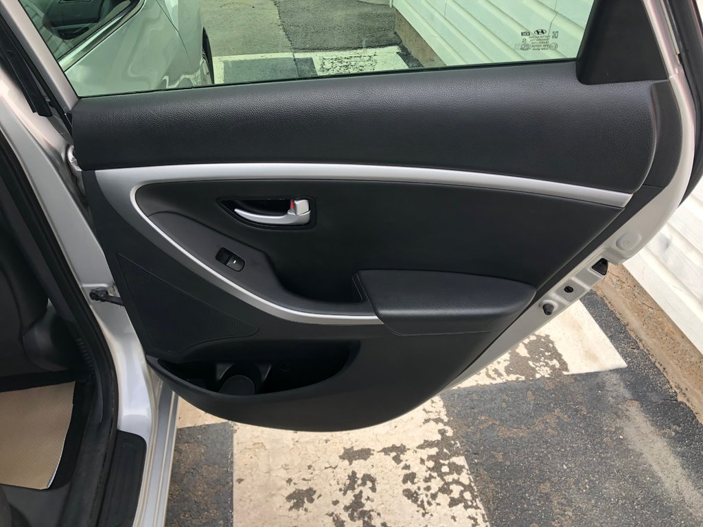 2014 Hyundai Elantra SE w/Tech Pkg - sunroof, power and heated seats in Kentville, Nova Scotia - 24 - w1024h768px