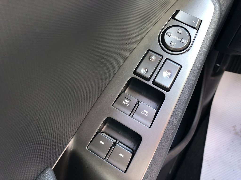 2022 Hyundai IONIQ PLUG-IN HYBRID Preferred -  dual climate zones, heated seats, a/c in Kentville, Nova Scotia - 7 - w1024h768px