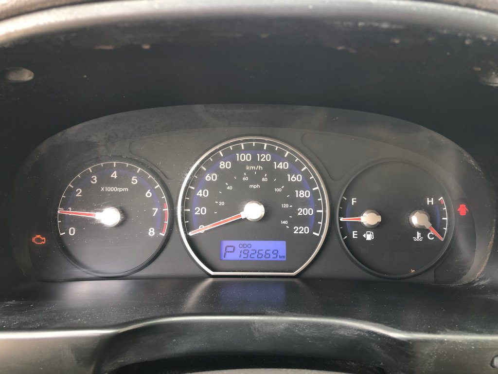 2010 Hyundai Santa Fe GL - power windows, auto, v6, AWD, bluetooth, a/c in Kentville, Nova Scotia - 10 - w1024h768px