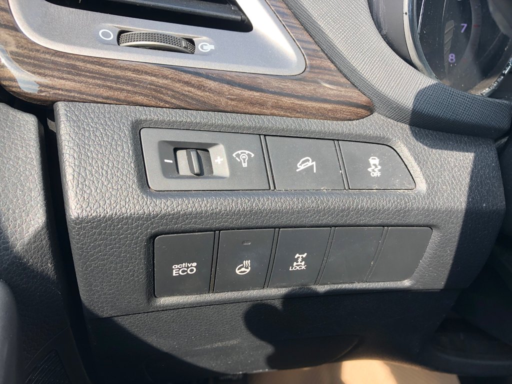 2013 Hyundai Santa Fe Limited - sunroof, reverse cam, heated/vented seat in Kentville, Nova Scotia - 8 - w1024h768px