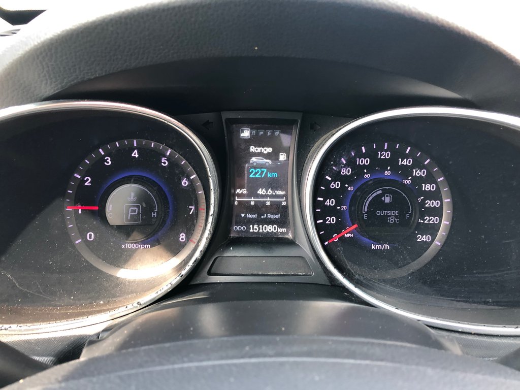 2013 Hyundai Santa Fe Limited - sunroof, reverse cam, heated/vented seat in Kentville, Nova Scotia - 10 - w1024h768px