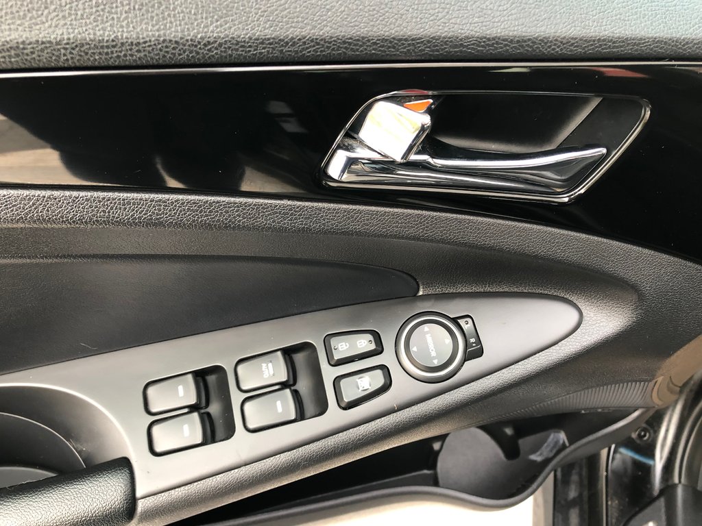 2014 Hyundai SONATA SE/LIMITED Limited - Reverse Camera, Push Start, Sunroof in COLDBROOK, Nova Scotia - 8 - w1024h768px