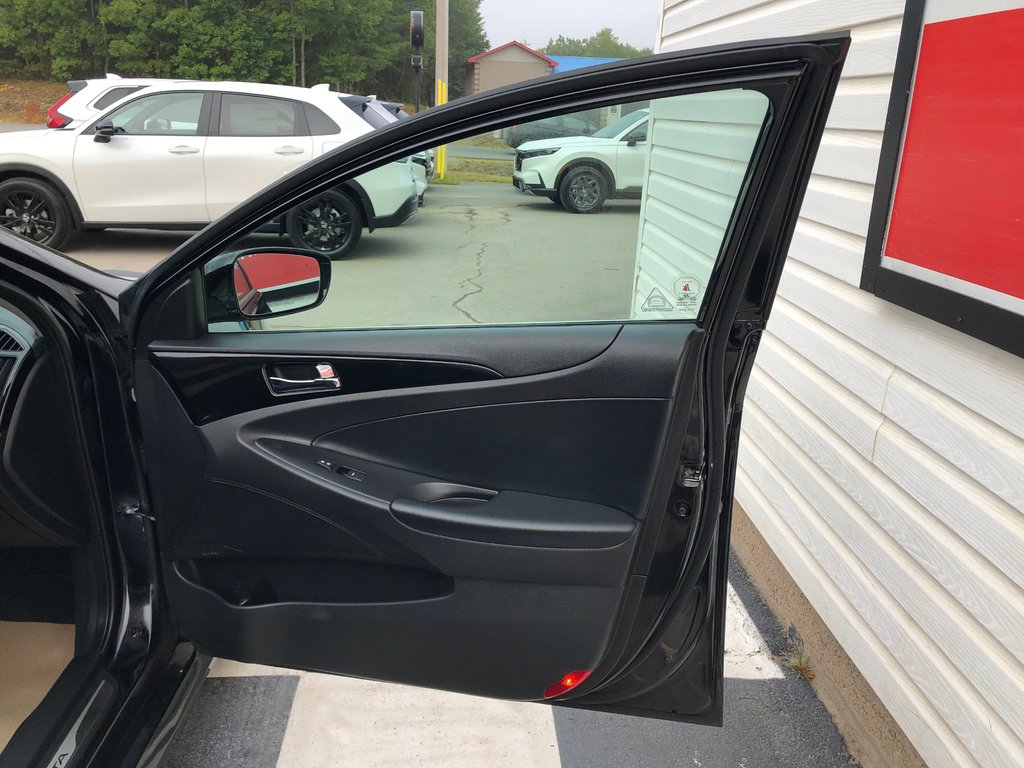 2014 Hyundai SONATA SE/LIMITED Limited - Reverse Camera, Push Start, Sunroof in COLDBROOK, Nova Scotia - 26 - w1024h768px
