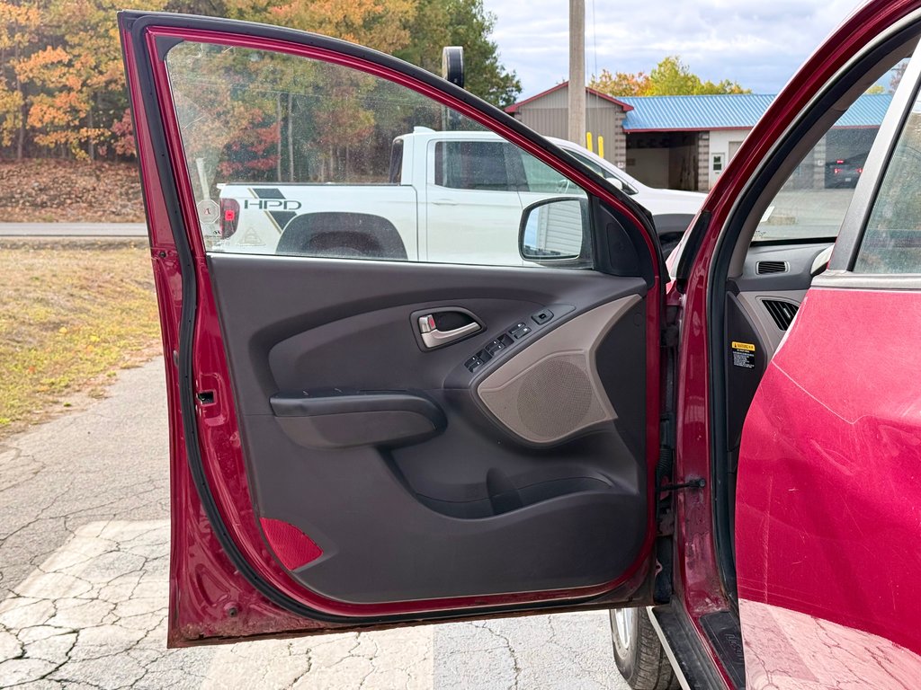 2011 Hyundai TUCSON L | CD/MP3 Player, Rear Defrost, Traction Control in COLDBROOK, Nova Scotia - 7 - w1024h768px