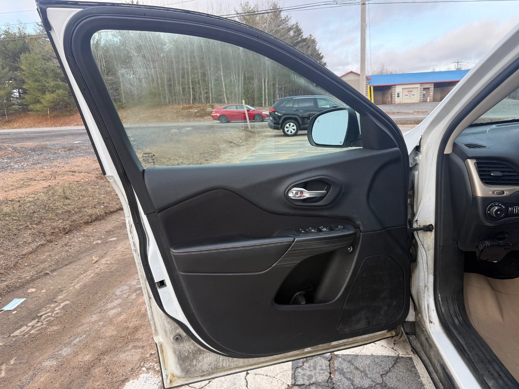 2015 Jeep CHEROKEE LATITUDE North, keyless entry, Remote Start, Bluetooth in COLDBROOK, Nova Scotia - 7 - w1024h768px
