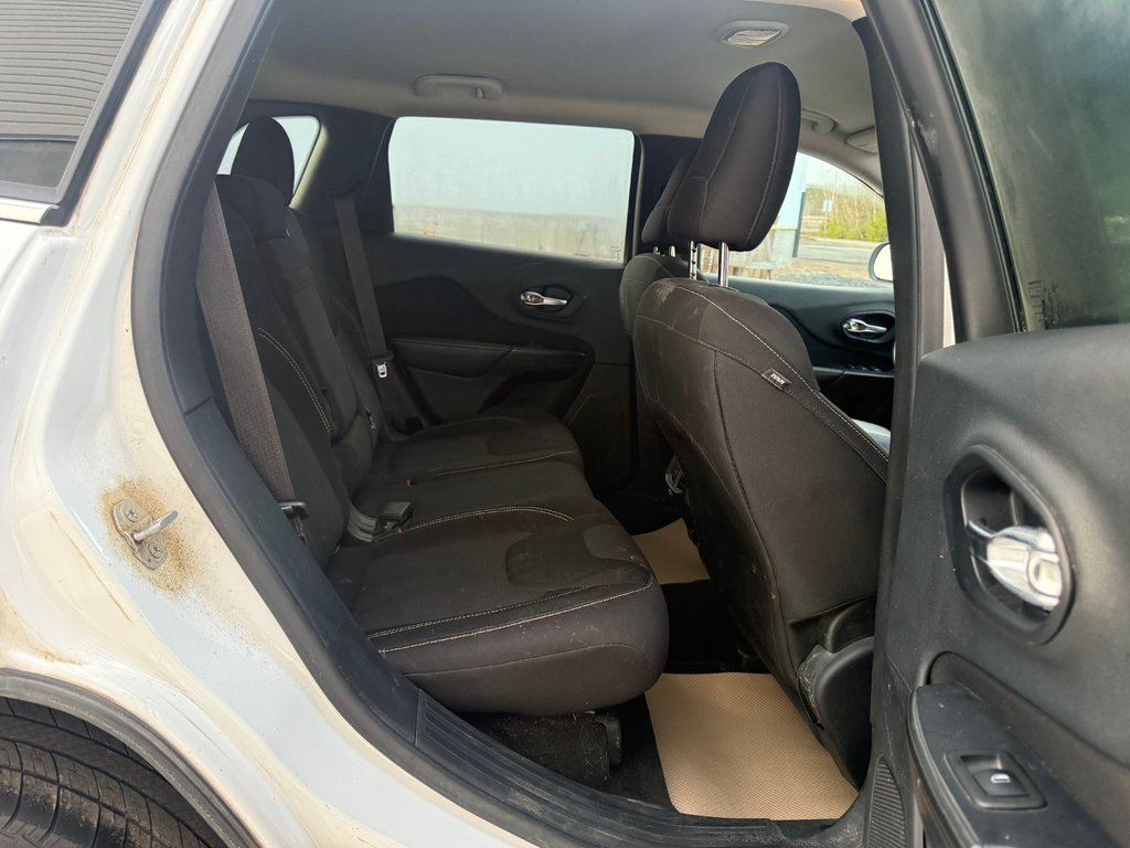 2015 Jeep CHEROKEE LATITUDE North, keyless entry, Remote Start, Bluetooth in COLDBROOK, Nova Scotia - 17 - w1024h768px