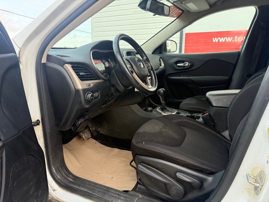 2015 Jeep CHEROKEE LATITUDE North, keyless entry, Remote Start, Bluetooth in COLDBROOK, Nova Scotia - 9 - w1024h768px