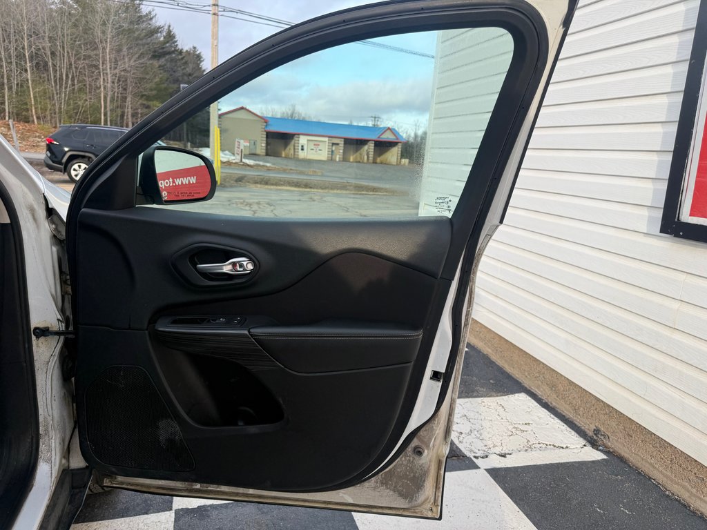 2015 Jeep CHEROKEE LATITUDE North, keyless entry, Remote Start, Bluetooth in COLDBROOK, Nova Scotia - 18 - w1024h768px
