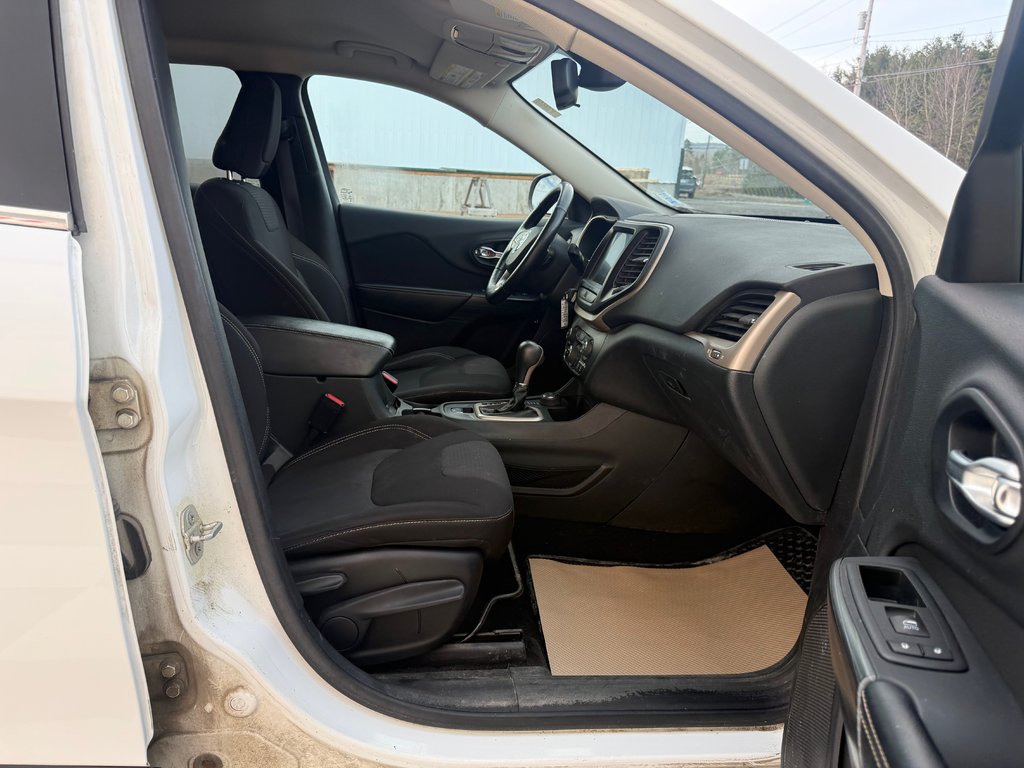 2015 Jeep CHEROKEE LATITUDE North, keyless entry, Remote Start, Bluetooth in COLDBROOK, Nova Scotia - 19 - w1024h768px