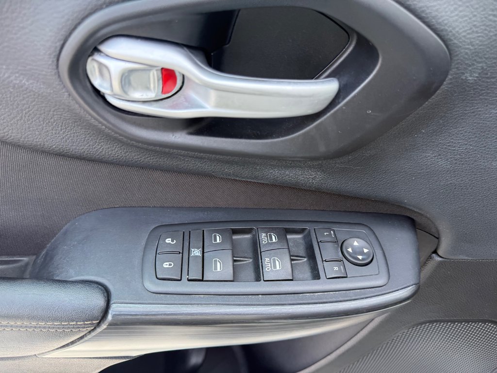 2016 Jeep CHEROKEE North, keyless entry, Remote Start, Bluetooth in COLDBROOK, Nova Scotia - 8 - w1024h768px