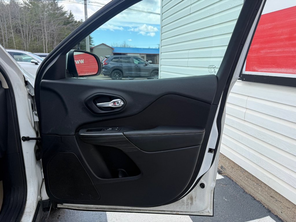2016 Jeep CHEROKEE North, keyless entry, Remote Start, Bluetooth in COLDBROOK, Nova Scotia - 18 - w1024h768px