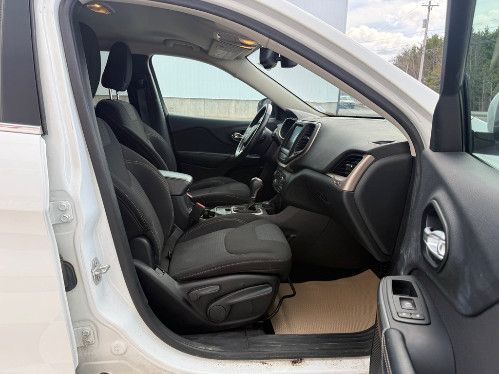 2016 Jeep CHEROKEE North, keyless entry, Remote Start, Bluetooth in COLDBROOK, Nova Scotia - 19 - w1024h768px