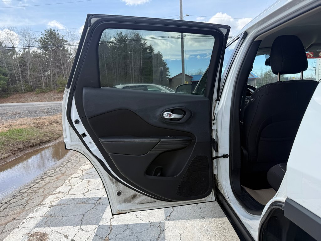 2016 Jeep CHEROKEE North, keyless entry, Remote Start, Bluetooth in COLDBROOK, Nova Scotia - 13 - w1024h768px