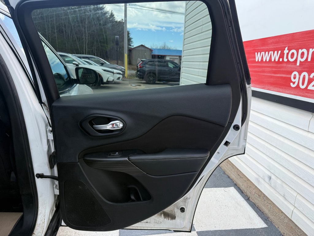 2016 Jeep CHEROKEE North, keyless entry, Remote Start, Bluetooth in COLDBROOK, Nova Scotia - 16 - w1024h768px