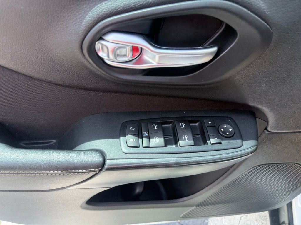 Jeep CHEROKEE Sport, keyless entry, Cruise control, MP3 2016 à Kentville, Nouvelle-Écosse - 8 - w1024h768px