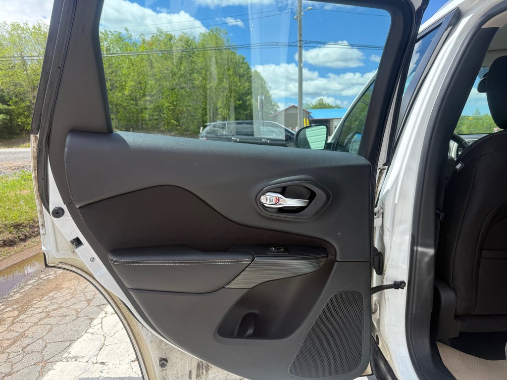 Jeep CHEROKEE Sport, keyless entry, Cruise control, MP3 2016 à Kentville, Nouvelle-Écosse - 13 - w1024h768px