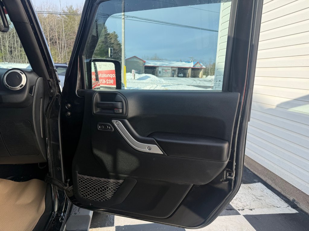 Jeep WRANGLER UNLIMITED SAHARA Sahara, keyless entry, Remote Start, Bluetooth 2017 à COLDBROOK, Nouvelle-Écosse - 17 - w1024h768px