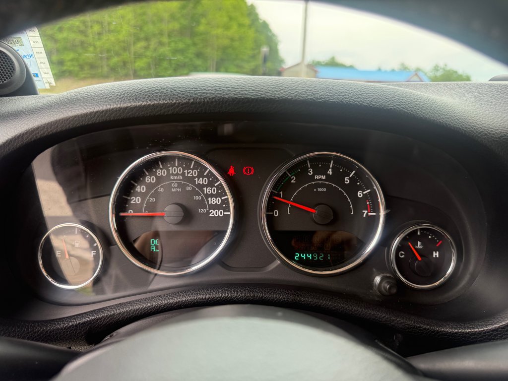 2013 Jeep WRANGLER Sahara, Keyless entry, MP3, Cruise control in COLDBROOK, Nova Scotia - 10 - w1024h768px