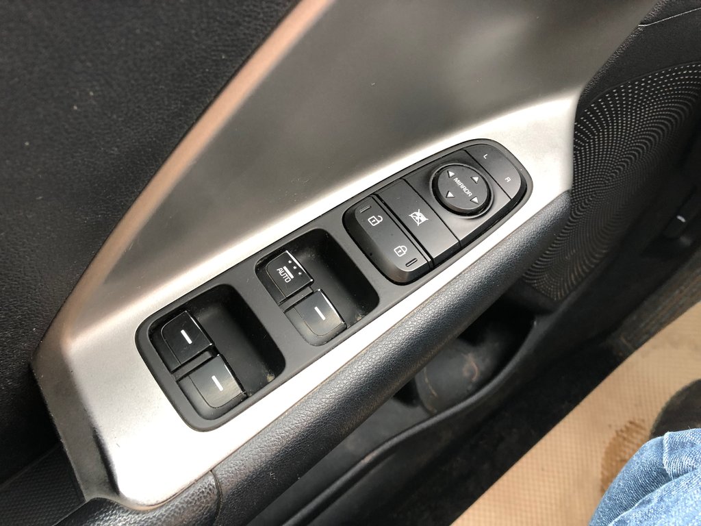 2019  NIRO L - heated seats/steering wheel, dual climate zone in COLDBROOK, Nova Scotia - 6 - w1024h768px