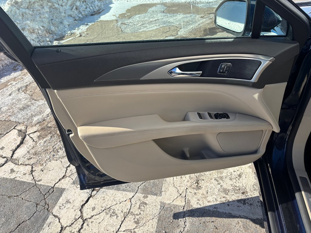 2017 Lincoln MKZ Reserve - cooling seats, reverse camera, sunroof in COLDBROOK, Nova Scotia - 16 - w1024h768px