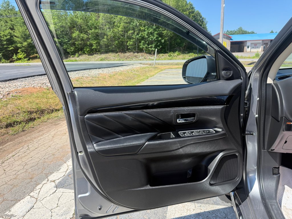 2019 Mitsubishi Outlander PHEV GT S-AWC, keyless entry, backup camera, Bluetooth in COLDBROOK, Nova Scotia - 7 - w1024h768px