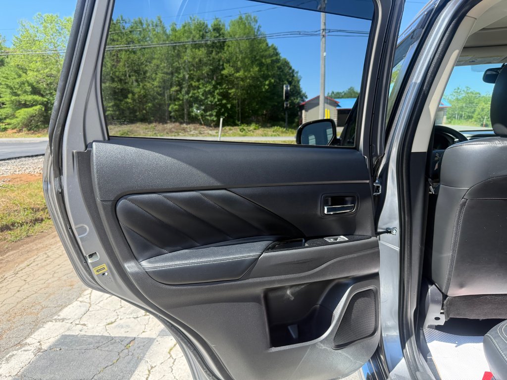 2019 Mitsubishi Outlander PHEV GT S-AWC, keyless entry, backup camera, Bluetooth in COLDBROOK, Nova Scotia - 14 - w1024h768px