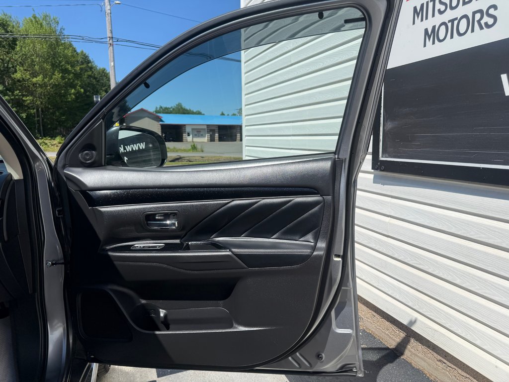 2019 Mitsubishi Outlander PHEV GT S-AWC, keyless entry, backup camera, Bluetooth in COLDBROOK, Nova Scotia - 19 - w1024h768px