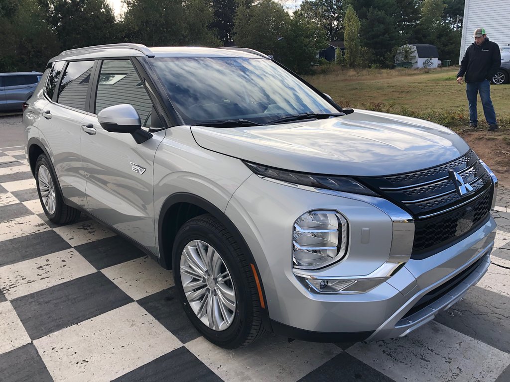 2025  OUTLANDER PHEV LE S-AWC in Kentville, Nova Scotia - 4 - w1024h768px