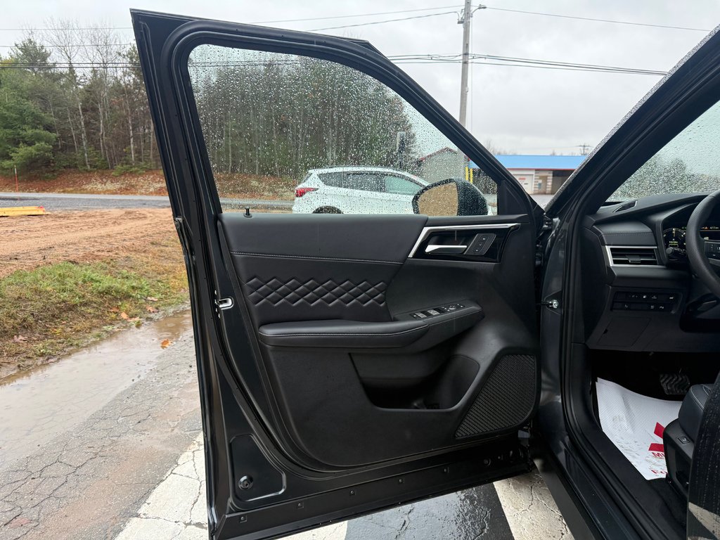 2025 Mitsubishi Outlander Plug-in Hybrid GT NOIR S-AWC in Kentville, Nova Scotia - 7 - w1024h768px