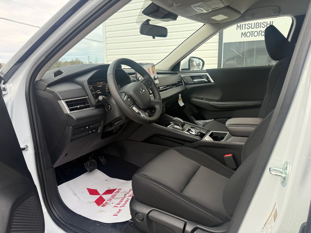Mitsubishi Outlander Plug-In Hybrid ES 2025 à Kentville, Nouvelle-Écosse - 9 - w1024h768px