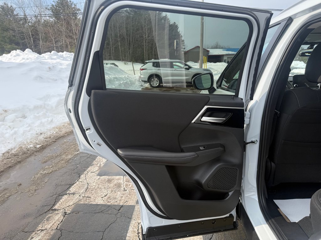 2025 Mitsubishi Outlander Plug-In Hybrid SE in Kentville, Nova Scotia - 14 - w1024h768px