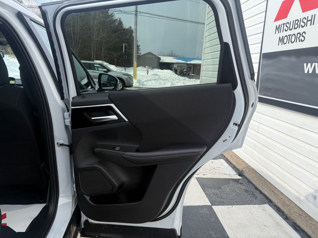 2025 Mitsubishi Outlander Plug-In Hybrid SE in Kentville, Nova Scotia - 17 - w1024h768px